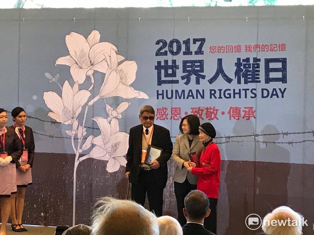 蔡英文總統(中)頒發捐贈文物感謝狀給郭振淳(左)先生、黃秋爽(右)女士。 圖:周煊惠 / 攝 蔡英文總統(中)頒發捐贈文物感謝狀給郭振淳(左)先生、黃秋爽(右)女士。 圖:周煊惠 / 攝