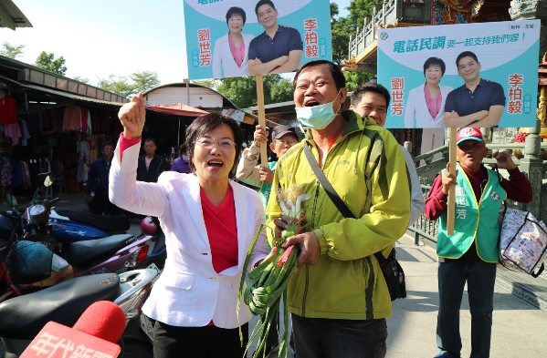 立委劉世芳今(10)日上午與市議員李伯毅到左營哈囉市場共同掃街拜訪民眾。沿途攤商、民眾熱情回應,更有攤商贈送粽子與蒜。 立委劉世芳今(10)日上午與市議員李伯毅到左營哈囉市場共同掃街拜訪民眾。沿途攤商、民眾熱情回應,更有攤商贈送粽子與蒜。