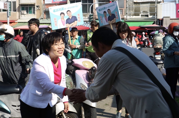 立委劉世芳今(10)日上午與市議員李伯毅到左營哈囉市場共同掃街拜訪民眾。沿途攤商、民眾熱情回應,更有攤商贈送粽子與蒜。 立委劉世芳今(10)日上午與市議員李伯毅到左營哈囉市場共同掃街拜訪民眾。沿途攤商、民眾熱情回應,更有攤商贈送粽子與蒜。