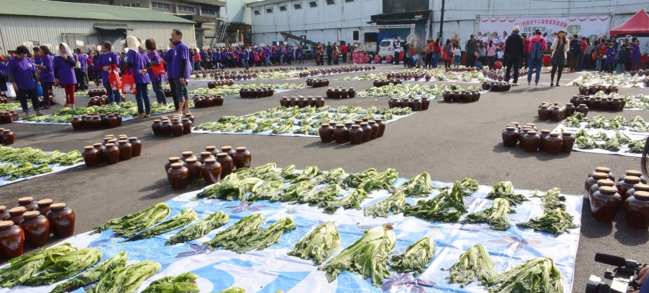 以「百年醃缸味,千人共流傳」為主題,舉辦千人踩客家酸菜體驗活動,有老中青三代共同參與,看見客家的酸菜如何製作,找回客家酸菜百年傳承。 圖:取自桃園市政府官網 以「百年醃缸味,千人共流傳」為主題,舉辦千人踩客家酸菜體驗活動,有老中青三代共同參與,看見客家的酸菜如何製作,找回客家酸菜百年傳承。 圖:取自桃園市政府官網