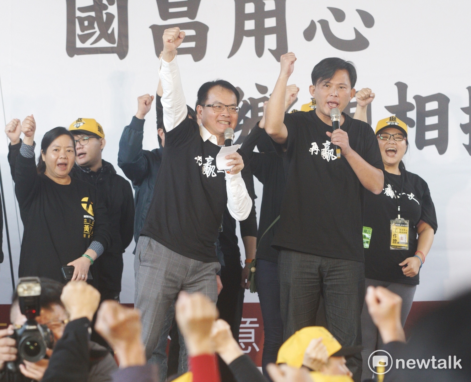 主持人鄭弘儀(左)今日現身力挺時代力量立委黃國昌(右),呼籲民眾12月16日罷免黃國昌投票要投下「不同意」。 主持人鄭弘儀(左)今日現身力挺時代力量立委黃國昌(右),呼籲民眾12月16日罷免黃國昌投票要投下「不同意」。