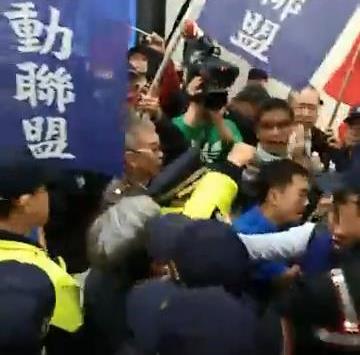 藍天行動聯盟今天率眾到中正紀念堂抗議轉型公聽會,與警方發生衝突。 藍天行動聯盟今天率眾到中正紀念堂抗議轉型公聽會,與警方發生衝突。