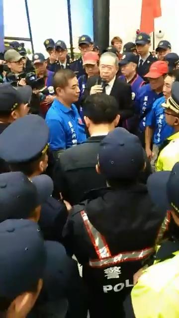 藍天行動聯盟今天率眾到中正紀念堂抗議轉型公聽會,與警方發生衝突。 藍天行動聯盟今天率眾到中正紀念堂抗議轉型公聽會,與警方發生衝突。