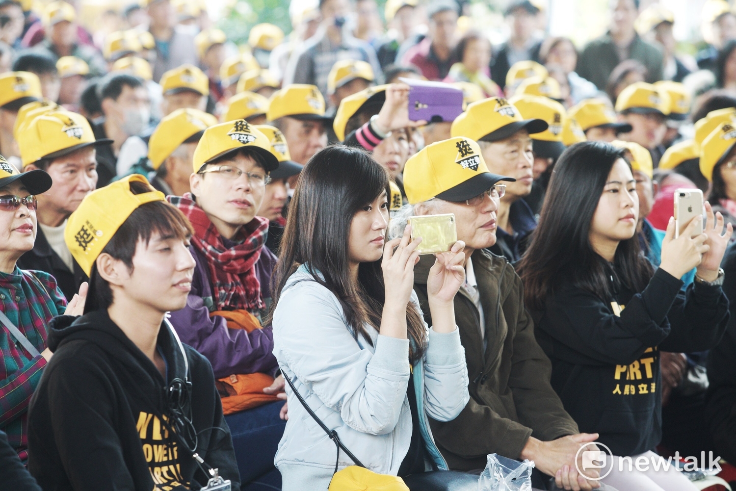 支持黃國昌的群眾聚集在「國昌用心 鄉親相挺」集結挺昌行動。 圖:張良一 / 攝 支持黃國昌的群眾聚集在「國昌用心 鄉親相挺」集結挺昌行動。 圖:張良一 / 攝