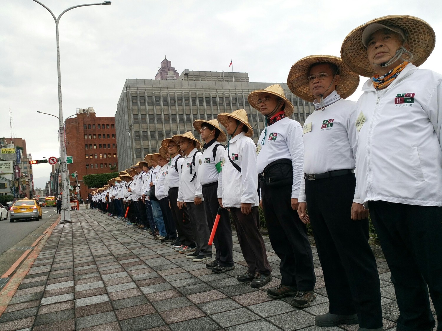 人民作主基金會發動「落實民主、補正公投法」凱達格蘭大道行動,希望蔡政府能盡快將公投法補正。 圖:人民作主基金會/提供 人民作主基金會發動「落實民主、補正公投法」凱達格蘭大道行動,希望蔡政府能盡快將公投法補正。 圖:人民作主基金會/提供