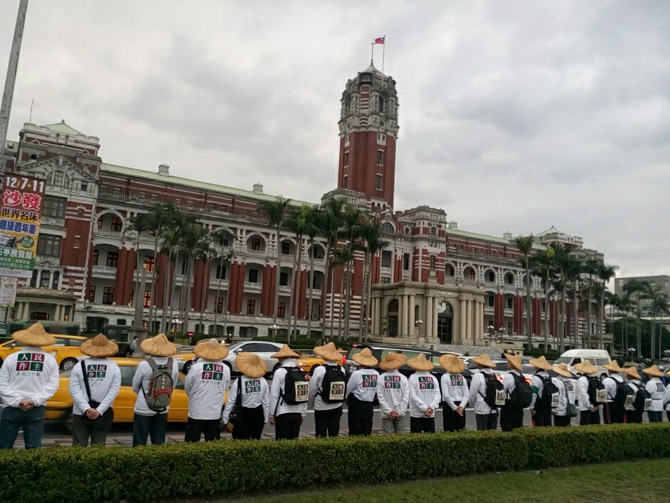 人民作主基金會發起「落實民主、補正公投法」凱達格蘭大道行動,有近百名志工一同參與。 圖:人民作主基金會/提供 人民作主基金會發起「落實民主、補正公投法」凱達格蘭大道行動,有近百名志工一同參與。 圖:人民作主基金會/提供