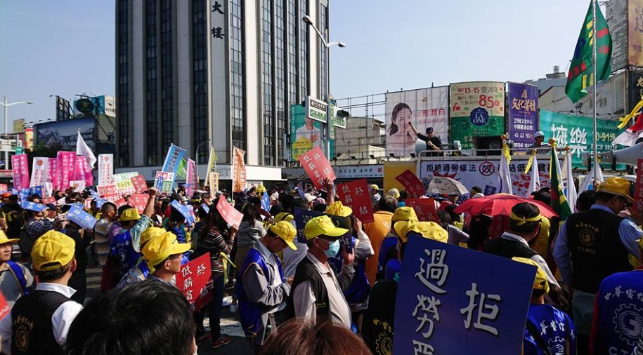 高雄市產業總工會今天前往行政院南部辦公室丟擲水球抗議,痛批民進黨政府是講「幹話」政府。 圖:取自毛振飛臉書 高雄市產業總工會今天前往行政院南部辦公室丟擲水球抗議,痛批民進黨政府是講「幹話」政府。 圖:取自毛振飛臉書