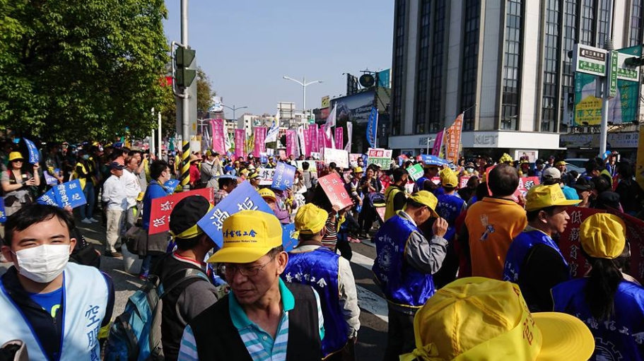抗議勞工最後高喊「賴清德下台」,並揚言將在12月23日北上行政院抗議,表達勞工對勞基法「修惡」的不滿。 圖:取自毛振飛臉書 抗議勞工最後高喊「賴清德下台」,並揚言將在12月23日北上行政院抗議,表達勞工對勞基法「修惡」的不滿。 圖:取自毛振飛臉書