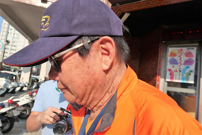 慶富公司董事長陳慶男10日下午偕妻到轄區派出所報到,面對媒體訪問全程閉口不答,在派出所值班台簽到後,隨即掉頭匆匆離去,一度誤入現場臨停警方偵防車,經他的司機上前提醒才趕緊出來,直接走向後方座車,搭車離去。 圖:中央社 慶富公司董事長陳慶男10日下午偕妻到轄區派出所報到,面對媒體訪問全程閉口不答,在派出所值班台簽到後,隨即掉頭匆匆離去,一度誤入現場臨停警方偵防車,經他的司機上前提醒才趕緊出來,直接走向後方座車,搭車離去。 圖:中央社