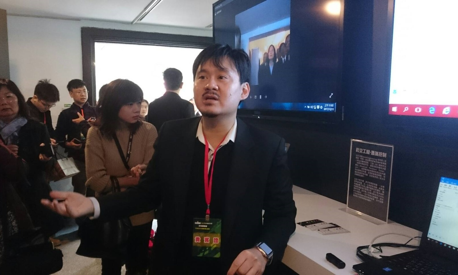 台灣駭客協會發言人李倫銓11日表示,一般人防駭的最好方式是「貼貼紙」。 圖:林朝億/攝 台灣駭客協會發言人李倫銓11日表示,一般人防駭的最好方式是「貼貼紙」。 圖:林朝億/攝