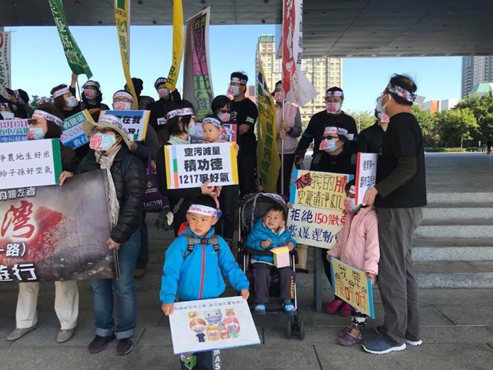 民團指出,台中市府聲稱採納公民團體意見制定空污治理政策,卻將只做半套的政策吹噓成政績,誤導市民台中空氣變好,忽略自保行動、忽視空污對健康的危害。 民團指出,台中市府聲稱採納公民團體意見制定空污治理政策,卻將只做半套的政策吹噓成政績,誤導市民台中空氣變好,忽略自保行動、忽視空污對健康的危害。