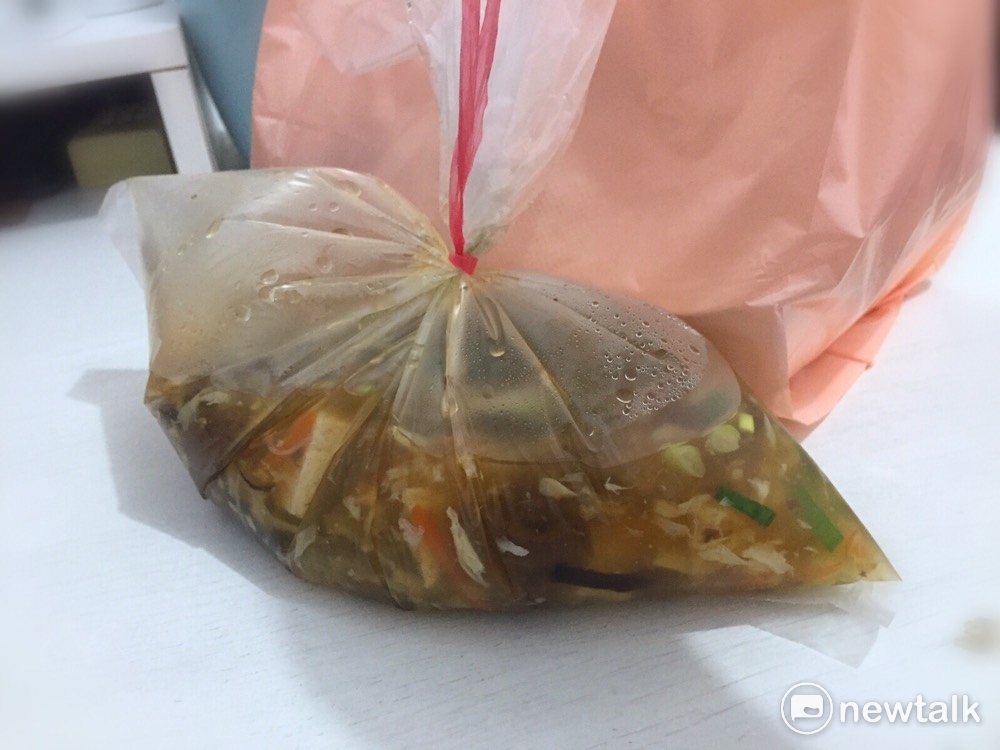 為了讓消費者能吃得更安心,台北市衛生局抽驗市面上販售及使用之食品用途塑膠袋產品。 為了讓消費者能吃得更安心,台北市衛生局抽驗市面上販售及使用之食品用途塑膠袋產品。