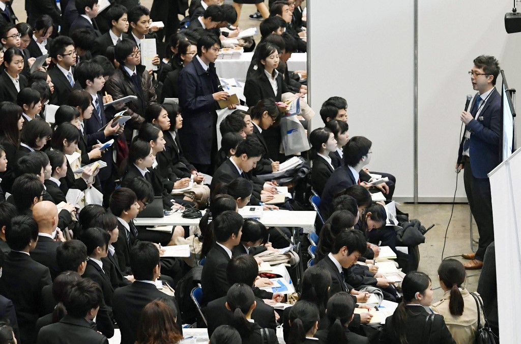 1111人力銀行特別進行「企業第一季徵才意願」調查,結果指出,企業對於明年景氣動向採取保守策略,人力需求仍未明顯升溫,徵才意願資訊科技業依舊獨佔鰲頭,一例一休修法方面,大多數企業也已調整好人事避免受到干擾 1111人力銀行特別進行「企業第一季徵才意願」調查,結果指出,企業對於明年景氣動向採取保守策略,人力需求仍未明顯升溫,徵才意願資訊科技業依舊獨佔鰲頭,一例一休修法方面,大多數企業也已調整好人事避免受到干擾