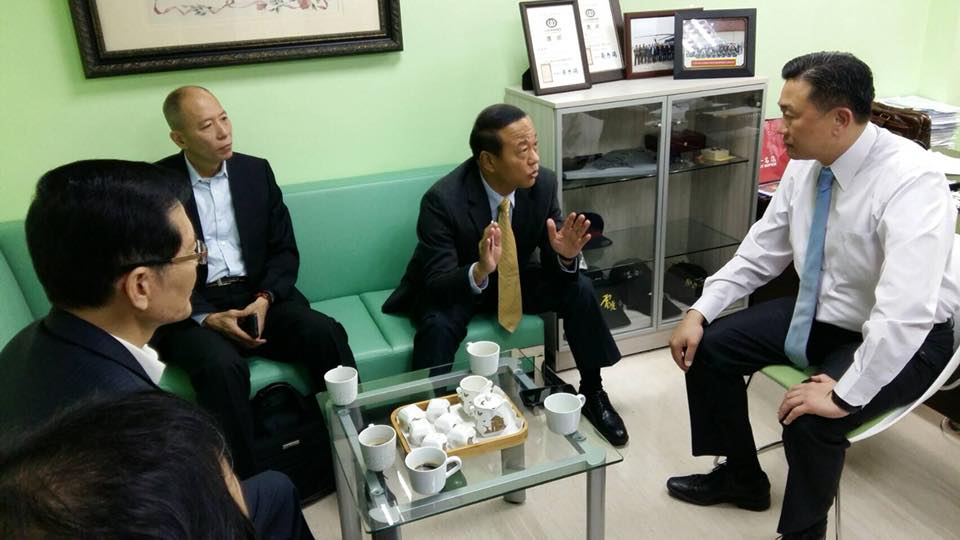 民進黨立委王定宇今(11)日表示,自己一早與國防部、海軍進行會議,確認與慶富解約已經啟動,也完成解約的必要程序。另外,就獵雷艦原編列的第4期預算,軍方樂見並尊重立委提出的全數刪除提案,王定宇說,這個態度才是面對舊政府弊案的正確態度。 民進黨立委王定宇今(11)日表示,自己一早與國防部、海軍進行會議,確認與慶富解約已經啟動,也完成解約的必要程序。另外,就獵雷艦原編列的第4期預算,軍方樂見並尊重立委提出的全數刪除提案,王定宇說,這個態度才是面對舊政府弊案的正確態度。