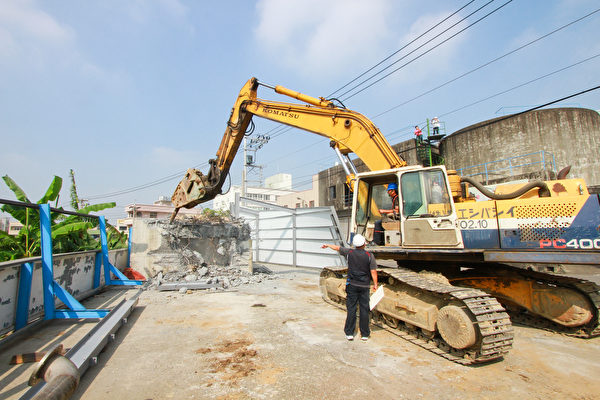 台中市豐原區東億紙廠因有環境汙染、違法增建等情形,台中市政府在去年10月強制執行拆除違建作業,並駁回工廠變更登記的申請,東億循司法途徑上訴到最高行政法院,近日法院判定東億敗訴。 台中市豐原區東億紙廠因有環境汙染、違法增建等情形,台中市政府在去年10月強制執行拆除違建作業,並駁回工廠變更登記的申請,東億循司法途徑上訴到最高行政法院,近日法院判定東億敗訴。