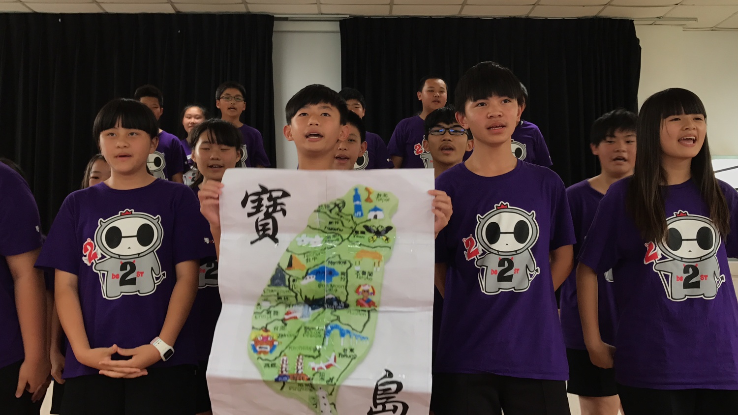 坪林國中學生參與班際相褒歌唱比賽,結合傳統相褒歌與現代舞蹈,賦予傳統歌謠新的表演型態。 圖:新北市教育局/提供 坪林國中學生參與班際相褒歌唱比賽,結合傳統相褒歌與現代舞蹈,賦予傳統歌謠新的表演型態。 圖:新北市教育局/提供