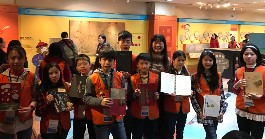 米倉國小陳盈君老師「2017故宮小志工」學生展限我的故宮小日記創作成果。 圖:新北市教育局/提供 米倉國小陳盈君老師「2017故宮小志工」學生展限我的故宮小日記創作成果。 圖:新北市教育局/提供