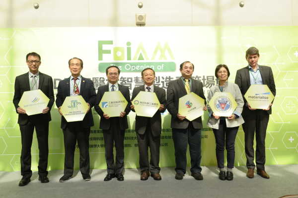工研院在南科高雄園區打造「3D列印醫材智慧製造示範場域」,可協助廠商設計及開發脊椎固定器、關節植體、牙材、骨釘等人工醫材試量產。 工研院在南科高雄園區打造「3D列印醫材智慧製造示範場域」,可協助廠商設計及開發脊椎固定器、關節植體、牙材、骨釘等人工醫材試量產。