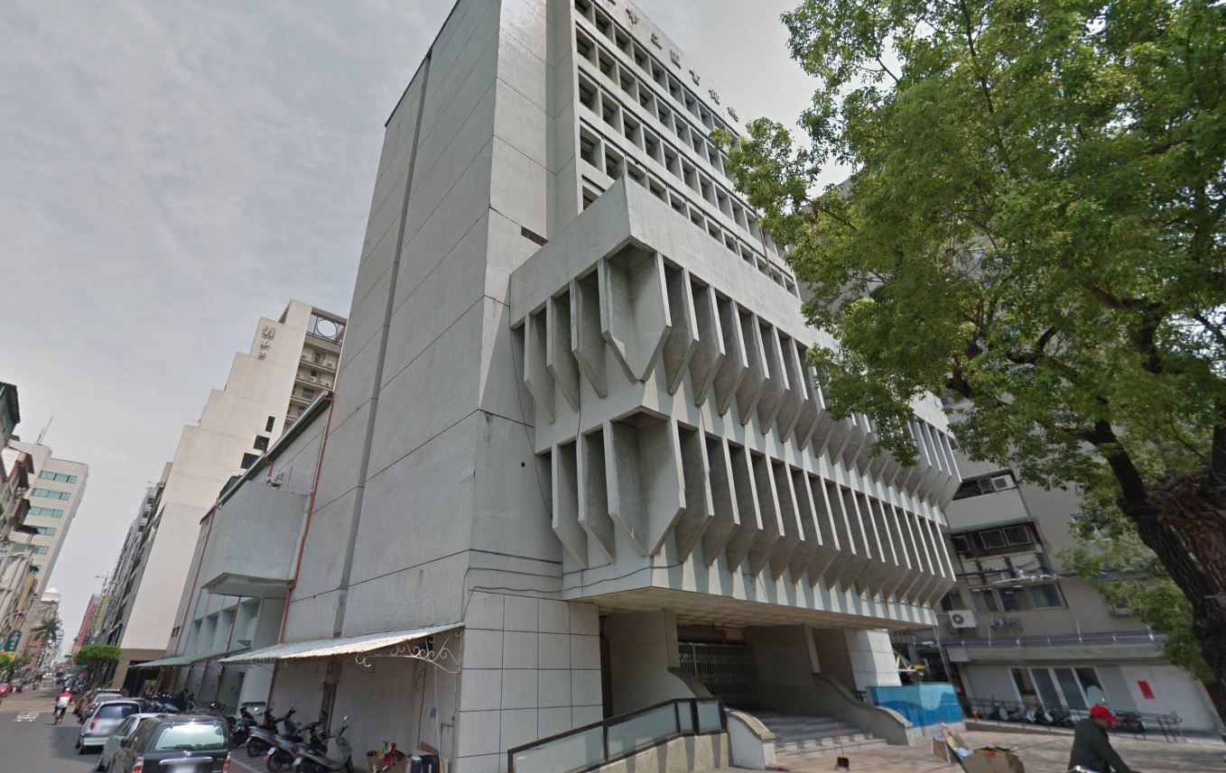 高雄市財政局在今天表示,舊圖書館標售處分提案完全依據 「高雄市新圖書館總館新建工程整體計畫書」內容,所得經費將挹注在新館之建設今費上,關於議員提出的250萬元案例,財政局指出此案發生在103年,行情有差異會再請專業估價師評估,強調絕無賤賣等問題。 高雄市財政局在今天表示,舊圖書館標售處分提案完全依據 「高雄市新圖書館總館新建工程整體計畫書」內容,所得經費將挹注在新館之建設今費上,關於議員提出的250萬元案例,財政局指出此案發生在103年,行情有差異會再請專業估價師評估,強調絕無賤賣等問題。