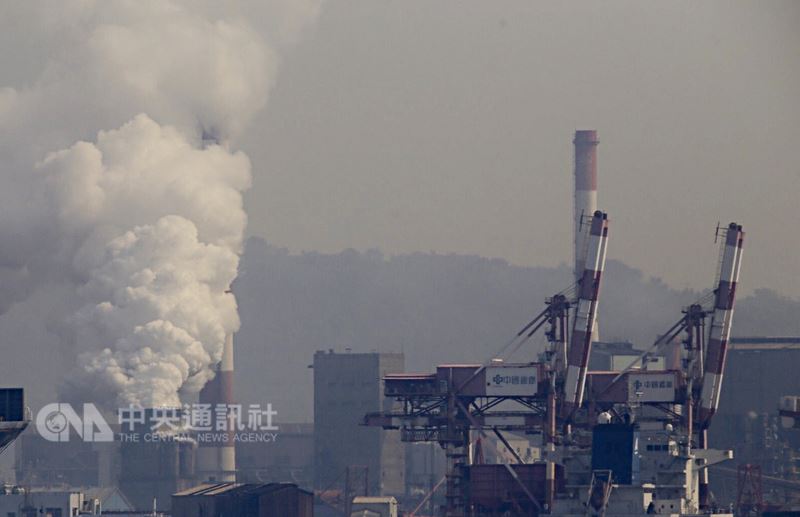 空污法修正草案,未來違反空污法,如工廠排放超量污染物且影響重大,最高罰鍰金額將提高20倍,可開罰新台幣2000萬元,處罰對象也由行為人擴大到負責人。圖為高雄臨海工業區工廠運轉情形。 空污法修正草案,未來違反空污法,如工廠排放超量污染物且影響重大,最高罰鍰金額將提高20倍,可開罰新台幣2000萬元,處罰對象也由行為人擴大到負責人。圖為高雄臨海工業區工廠運轉情形。