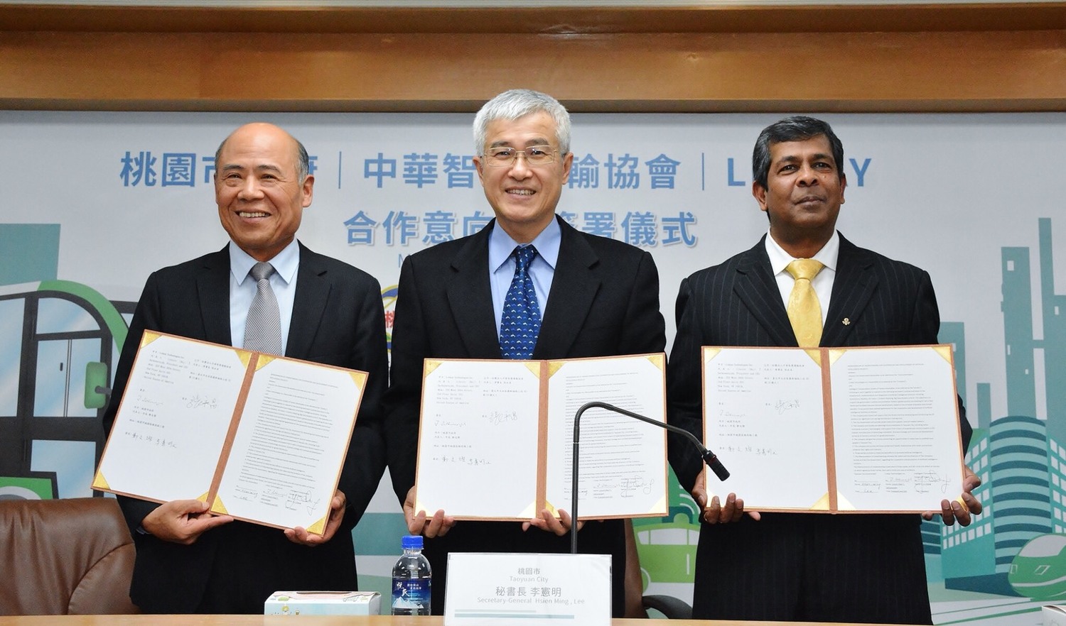 桃園市政府秘書長李憲明今(11)日下午在市府,出席「桃園市政府×LINKAY公司及中華智慧運輸協會」三方合作意向書簽署儀式,李憲明表示,桃市府與美國廠商LINKAY Technologies及社團法人中華智慧運輸協會簽署三方合作意向書,宣告桃園,同時也是台灣第一輛國產化「自動駕駛電動車」計畫正式啟動。 桃園市政府秘書長李憲明今(11)日下午在市府,出席「桃園市政府×LINKAY公司及中華智慧運輸協會」三方合作意向書簽署儀式,李憲明表示,桃市府與美國廠商LINKAY Technologies及社團法人中華智慧運輸協會簽署三方合作意向書,宣告桃園,同時也是台灣第一輛國產化「自動駕駛電動車」計畫正式啟動。