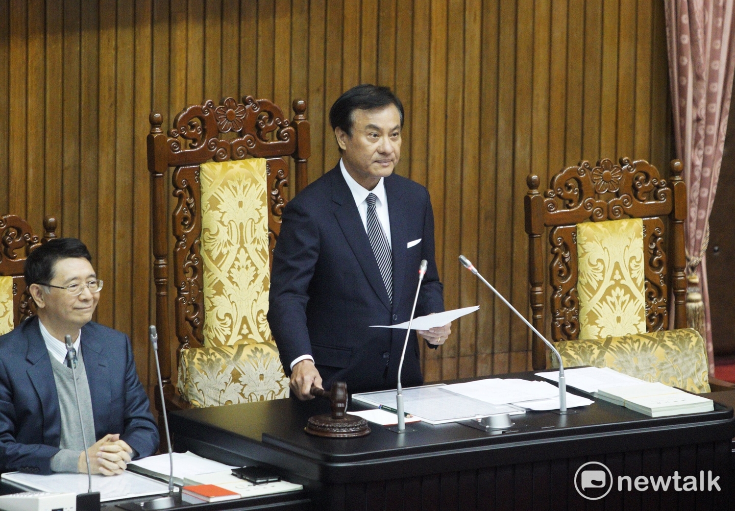 立法今天通過公民投票法三讀修正,民進黨全體立委在議場高舉「人民作主、還權於民」,欣喜之情溢於言表。 立法今天通過公民投票法三讀修正,民進黨全體立委在議場高舉「人民作主、還權於民」,欣喜之情溢於言表。