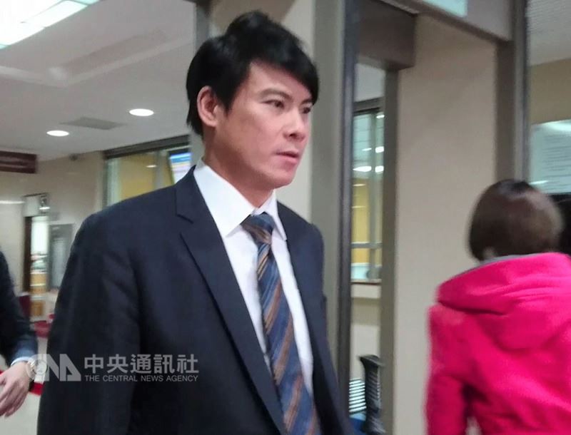 台北地方法院12日開庭審理漢微科併購內線交易案,瑞信台灣區總經理邱慧平的丈夫許耀仁(圖)到庭時指出,自己一時誤觸法律、已經悔過,在檢方偵查階段時也自白認罪、繳交所有犯罪所得,希望法官可以知道他悔過的態度,給予一個自新的機會。 台北地方法院12日開庭審理漢微科併購內線交易案,瑞信台灣區總經理邱慧平的丈夫許耀仁(圖)到庭時指出,自己一時誤觸法律、已經悔過,在檢方偵查階段時也自白認罪、繳交所有犯罪所得,希望法官可以知道他悔過的態度,給予一個自新的機會。