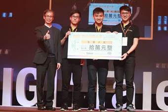 今(12)日DIGI+ Talent成果大賞揭曉,由EDUAI團隊榮獲五星大獎;圖為經濟部工業局林俊秀組長(左1)頒發獎金及獎狀予EDUAI團隊。 圖 : 資策會/提供 今(12)日DIGI+ Talent成果大賞揭曉,由EDUAI團隊榮獲五星大獎;圖為經濟部工業局林俊秀組長(左1)頒發獎金及獎狀予EDUAI團隊。 圖 : 資策會/提供