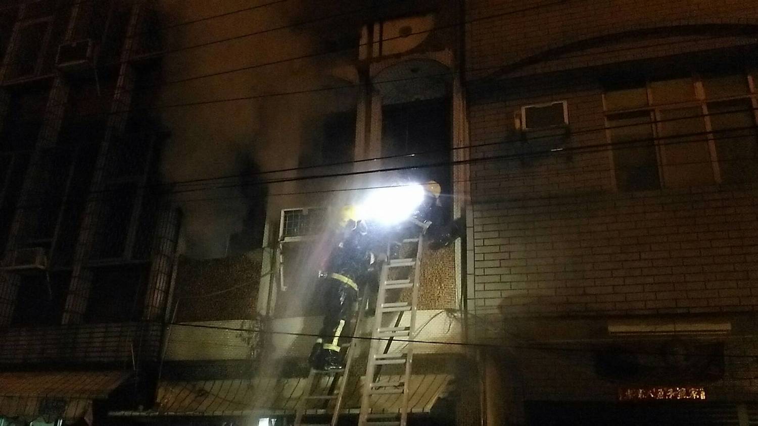 屏東縣新園鄉12日晚了發生住宅火警,20輛消防車、39警消人員趕往搶救。 屏東縣新園鄉12日晚了發生住宅火警,20輛消防車、39警消人員趕往搶救。