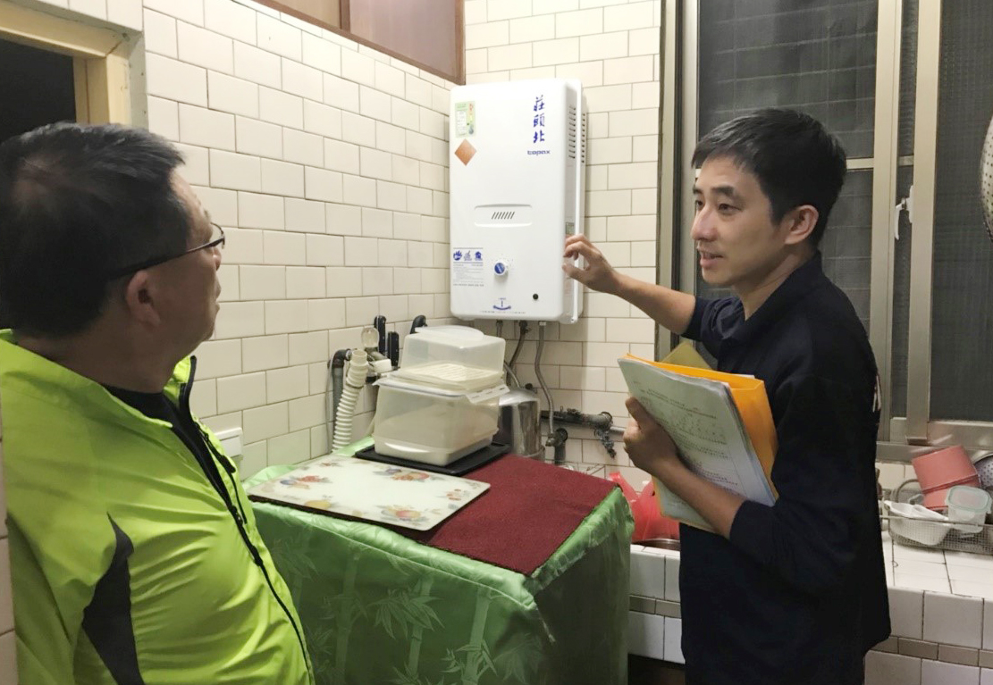 消防局推出「反碳風水師」服務,台中市民朋友可以透過撥打「119」申請服務,消防人員將到府協助進行居家檢視並提供改善建議。 消防局推出「反碳風水師」服務,台中市民朋友可以透過撥打「119」申請服務,消防人員將到府協助進行居家檢視並提供改善建議。