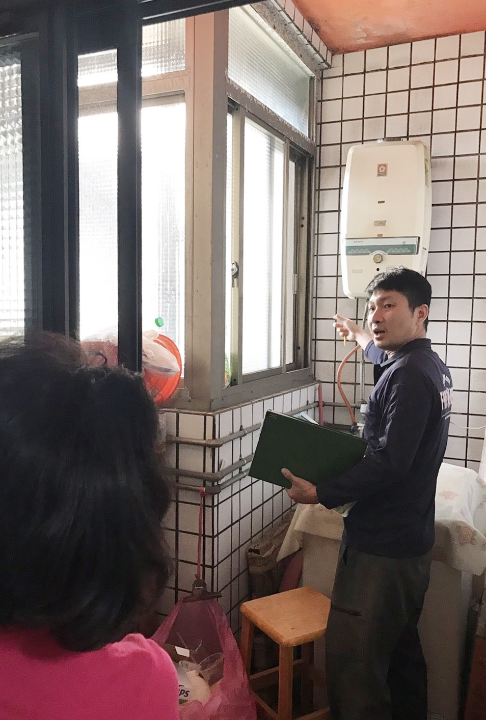 消防局推出「反碳風水師」服務,台中市民朋友可以透過撥打「119」申請服務,消防人員將到府協助進行居家檢視並提供改善建議。 消防局推出「反碳風水師」服務,台中市民朋友可以透過撥打「119」申請服務,消防人員將到府協助進行居家檢視並提供改善建議。