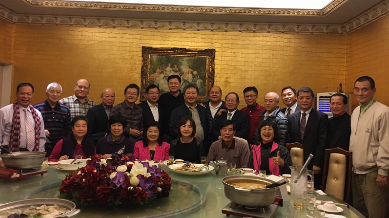 前台北縣長周錫瑋(立者左7)今天中午應邀與第15、16屆北縣議員會餐,前副縣長蔡家福(立者左6)、市議會議長蔣根煌(立者右9)、副議長陳文治(立者左3)等人與會。 前台北縣長周錫瑋(立者左7)今天中午應邀與第15、16屆北縣議員會餐,前副縣長蔡家福(立者左6)、市議會議長蔣根煌(立者右9)、副議長陳文治(立者左3)等人與會。