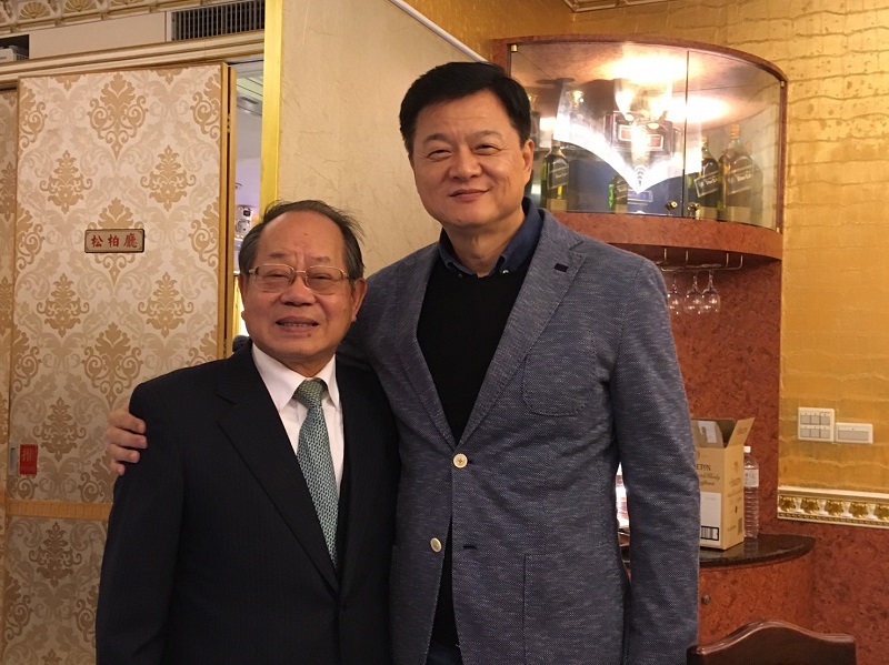 前台北縣長周錫瑋(立者左7)今天中午應邀與第15、16屆北縣議員會餐,前副縣長蔡家福(立者左6)、市議會議長蔣根煌(立者右9)、副議長陳文治(立者左3)等人與會。 前台北縣長周錫瑋(立者左7)今天中午應邀與第15、16屆北縣議員會餐,前副縣長蔡家福(立者左6)、市議會議長蔣根煌(立者右9)、副議長陳文治(立者左3)等人與會。