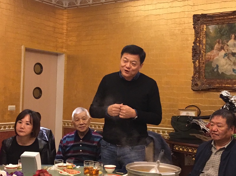 前台北縣長周錫瑋(立者左7)今天中午應邀與第15、16屆北縣議員會餐,前副縣長蔡家福(立者左6)、市議會議長蔣根煌(立者右9)、副議長陳文治(立者左3)等人與會。 前台北縣長周錫瑋(立者左7)今天中午應邀與第15、16屆北縣議員會餐,前副縣長蔡家福(立者左6)、市議會議長蔣根煌(立者右9)、副議長陳文治(立者左3)等人與會。