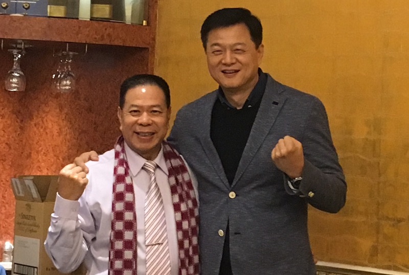 前台北縣長周錫瑋(立者左7)今天中午應邀與第15、16屆北縣議員會餐,前副縣長蔡家福(立者左6)、市議會議長蔣根煌(立者右9)、副議長陳文治(立者左3)等人與會。 前台北縣長周錫瑋(立者左7)今天中午應邀與第15、16屆北縣議員會餐,前副縣長蔡家福(立者左6)、市議會議長蔣根煌(立者右9)、副議長陳文治(立者左3)等人與會。