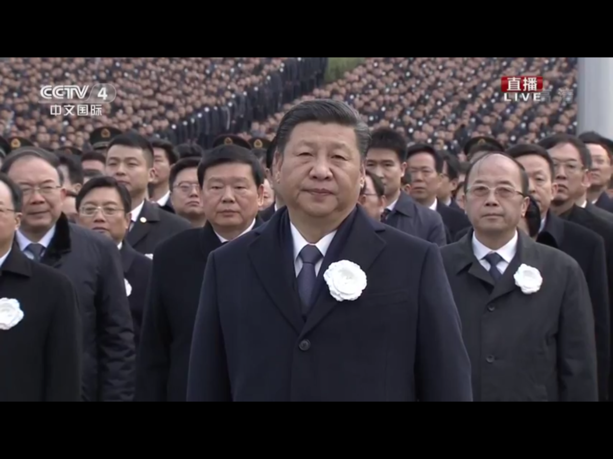 昨天的公祭儀式在侵華日軍南京大屠殺遇難同胞紀念館舉行,紀念館集會廣場莊嚴肅穆,現場國旗下半旗,官媒全部黑白呈現。 昨天的公祭儀式在侵華日軍南京大屠殺遇難同胞紀念館舉行,紀念館集會廣場莊嚴肅穆,現場國旗下半旗,官媒全部黑白呈現。