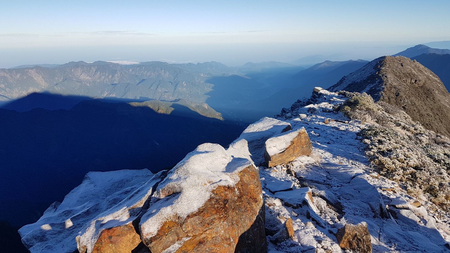 玉山國家公園提醒,由於氣溫低加上降雪,登山步道有結冰濕滑的情形,沒有相關雪地訓練技術與裝備的民眾,切勿貿然登山,以維護自身安全。 圖 : 中央氣象局 / 提供 玉山國家公園提醒,由於氣溫低加上降雪,登山步道有結冰濕滑的情形,沒有相關雪地訓練技術與裝備的民眾,切勿貿然登山,以維護自身安全。 圖 : 中央氣象局 / 提供