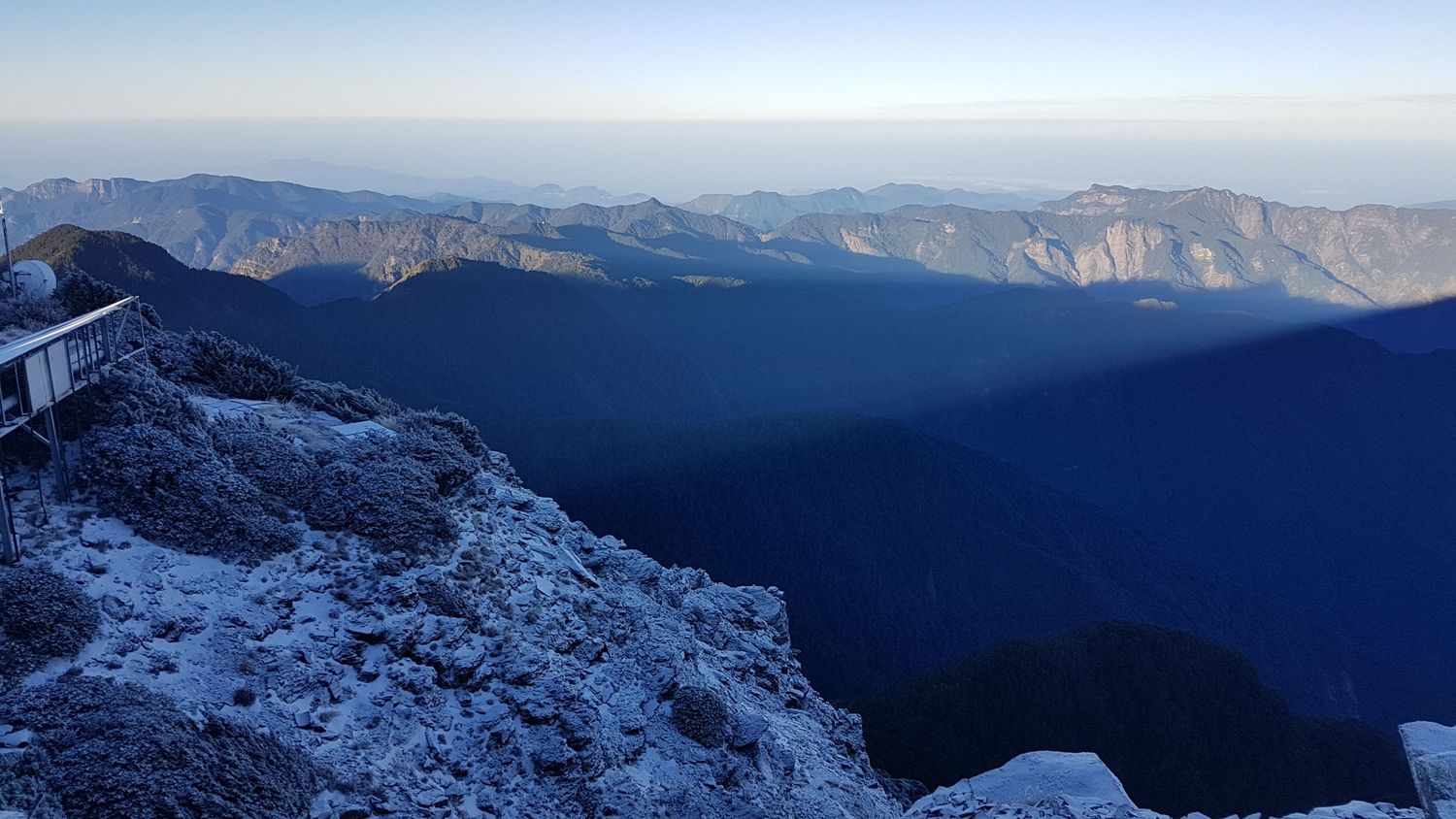 玉山染白,和向遠處的山脈有著完全不同的景致。 圖 : 中央氣象局 / 提供 玉山染白,和向遠處的山脈有著完全不同的景致。 圖 : 中央氣象局 / 提供