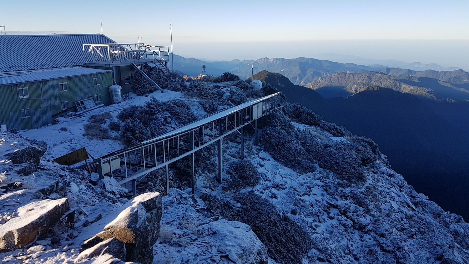 玉山北峰氣象站也被白雪覆蓋。 圖 : 中央氣象局 / 提供 玉山北峰氣象站也被白雪覆蓋。 圖 : 中央氣象局 / 提供
