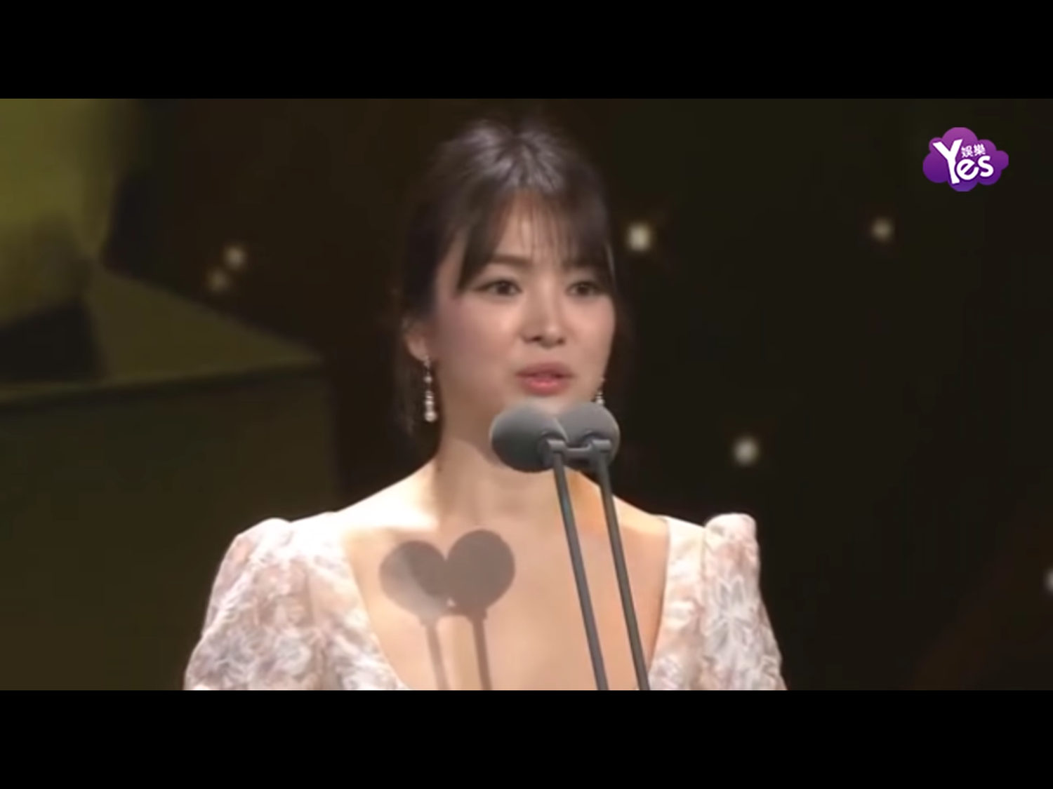 根據南韓媒體報導,在中國擁有高知名度的南韓新婚女星宋慧喬,也將出席中國國家主席習近平歡迎南韓總統文在寅的晚宴。報導認為,自從南韓部署「薩德」反飛彈系統引發反韓浪潮後,中國娛樂圈出現的「限韓令」可望逐漸解除。 圖:翻攝自Youtube 根據南韓媒體報導,在中國擁有高知名度的南韓新婚女星宋慧喬,也將出席中國國家主席習近平歡迎南韓總統文在寅的晚宴。報導認為,自從南韓部署「薩德」反飛彈系統引發反韓浪潮後,中國娛樂圈出現的「限韓令」可望逐漸解除。 圖:翻攝自Youtube