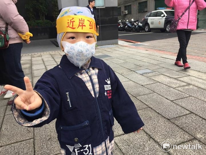 彰化西島、彰芳、福芳離岸風機發電計畫,今天(13日)進入環評大會審議,桃園市新屋區的桃新反近岸風機自救會,到場外表達主張,他們主張要離岸30公里,保育全台唯一客家漁村生態及牽罟的文化活動,得保留,因而反對目前離岸1.9公里、50米深的政策。 圖:桃新反近岸風機自救會提供 彰化西島、彰芳、福芳離岸風機發電計畫,今天(13日)進入環評大會審議,桃園市新屋區的桃新反近岸風機自救會,到場外表達主張,他們主張要離岸30公里,保育全台唯一客家漁村生態及牽罟的文化活動,得保留,因而反對目前離岸1.9公里、50米深的政策。 圖:桃新反近岸風機自救會提供