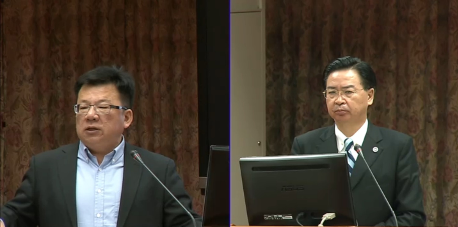 民進黨立委李俊俋今天上午質詢時問,中國在19大之後,對台灣的態度是否愈發強硬,總統府秘書長吳釗燮回應,目前下定論可能還太早。 民進黨立委李俊俋今天上午質詢時問,中國在19大之後,對台灣的態度是否愈發強硬,總統府秘書長吳釗燮回應,目前下定論可能還太早。