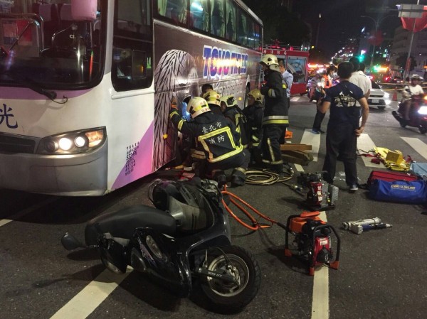 台北市交通局訂定提供車輛行車事故影響獎勵金核發要點,未來民眾提供行車記錄器有助於事故鑑定、釐清肇事責任,將發給1000元新台幣獎勵金。圖為事故示意圖。 台北市交通局訂定提供車輛行車事故影響獎勵金核發要點,未來民眾提供行車記錄器有助於事故鑑定、釐清肇事責任,將發給1000元新台幣獎勵金。圖為事故示意圖。