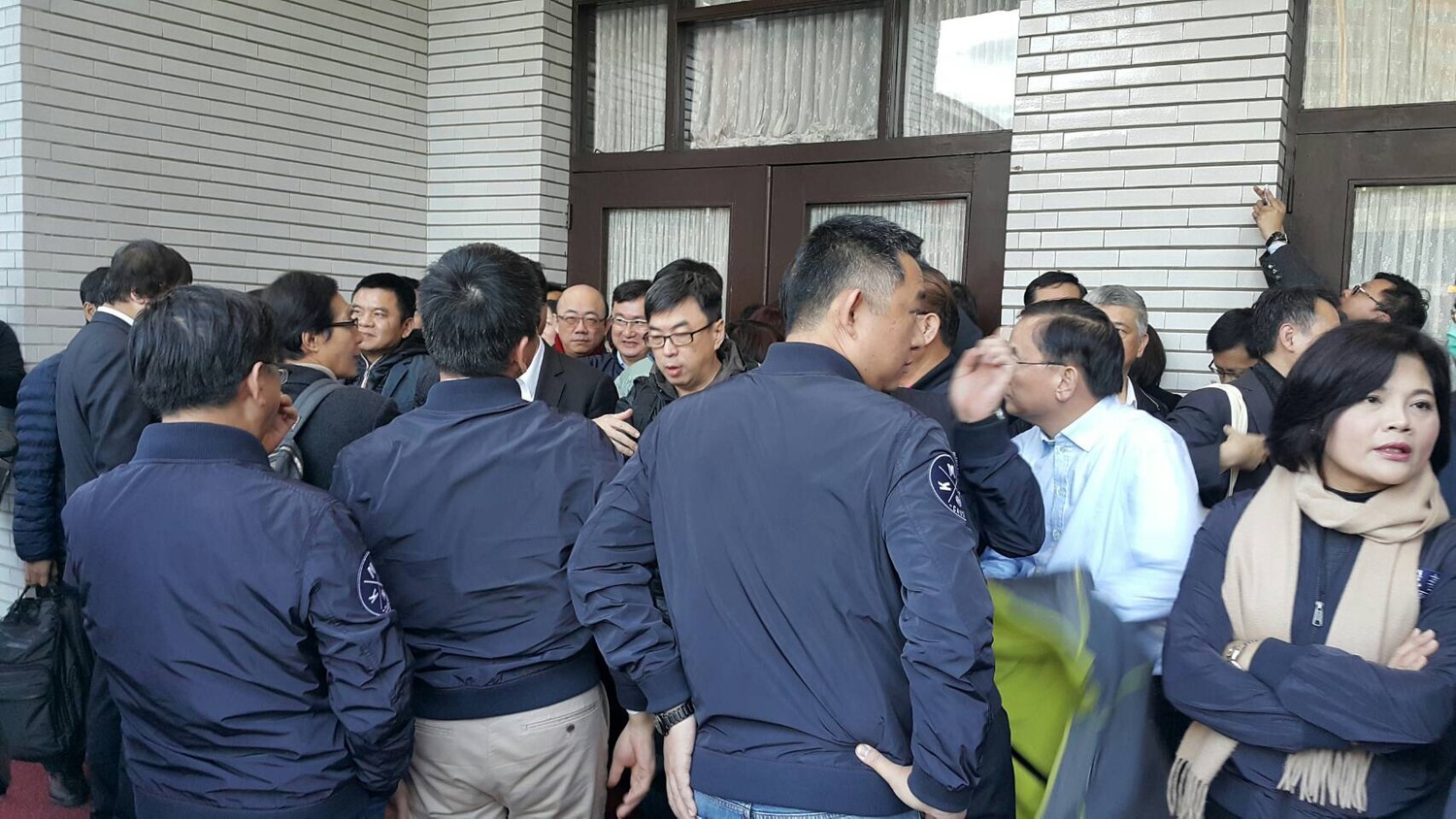 早上6點15分左右,國民黨立委也來了,7點一到,藍綠立委在議場門口爆發嚴重推擠,場面混亂。 早上6點15分左右,國民黨立委也來了,7點一到,藍綠立委在議場門口爆發嚴重推擠,場面混亂。