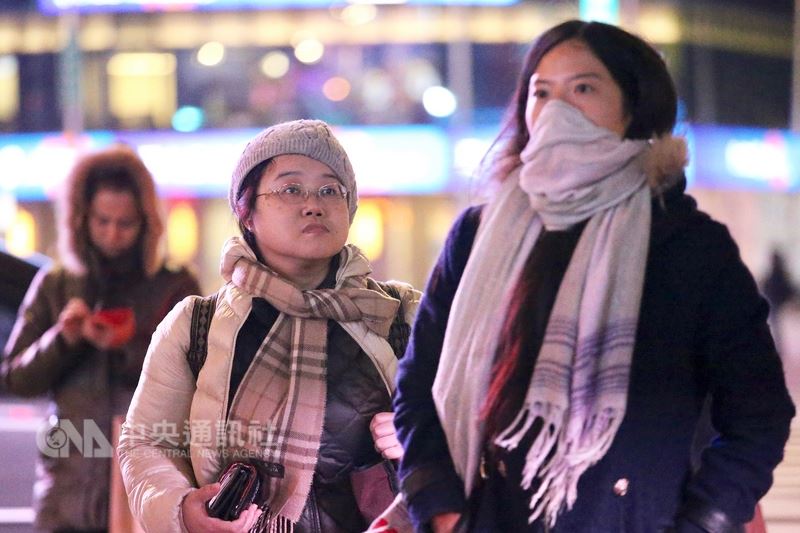 16日起冷氣團一波接一波,中央氣象局預測,17、18日中部以北低溫下探攝氏12度。 16日起冷氣團一波接一波,中央氣象局預測,17、18日中部以北低溫下探攝氏12度。