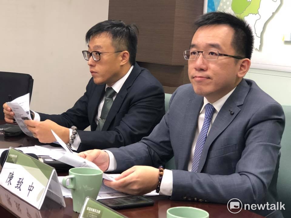 新台灣國策智庫今(15)日公布「六都市長就任三週年施政滿意度」最新民調,右為智庫執行長陳致中,左為趨勢民意調查公司總經理吳世昌。 新台灣國策智庫今(15)日公布「六都市長就任三週年施政滿意度」最新民調,右為智庫執行長陳致中,左為趨勢民意調查公司總經理吳世昌。