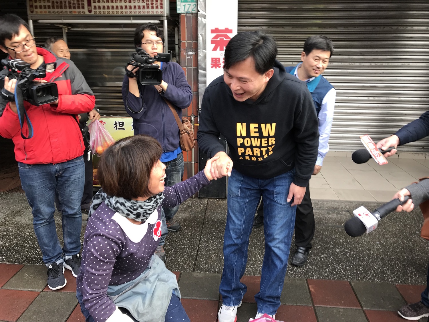 時代力量立委黃國昌罷免案投票倒數一天,黃國昌今(15)日與時力團隊一早前往金山、萬里掃街 圖:黃國昌辦公室/提供 時代力量立委黃國昌罷免案投票倒數一天,黃國昌今(15)日與時力團隊一早前往金山、萬里掃街 圖:黃國昌辦公室/提供
