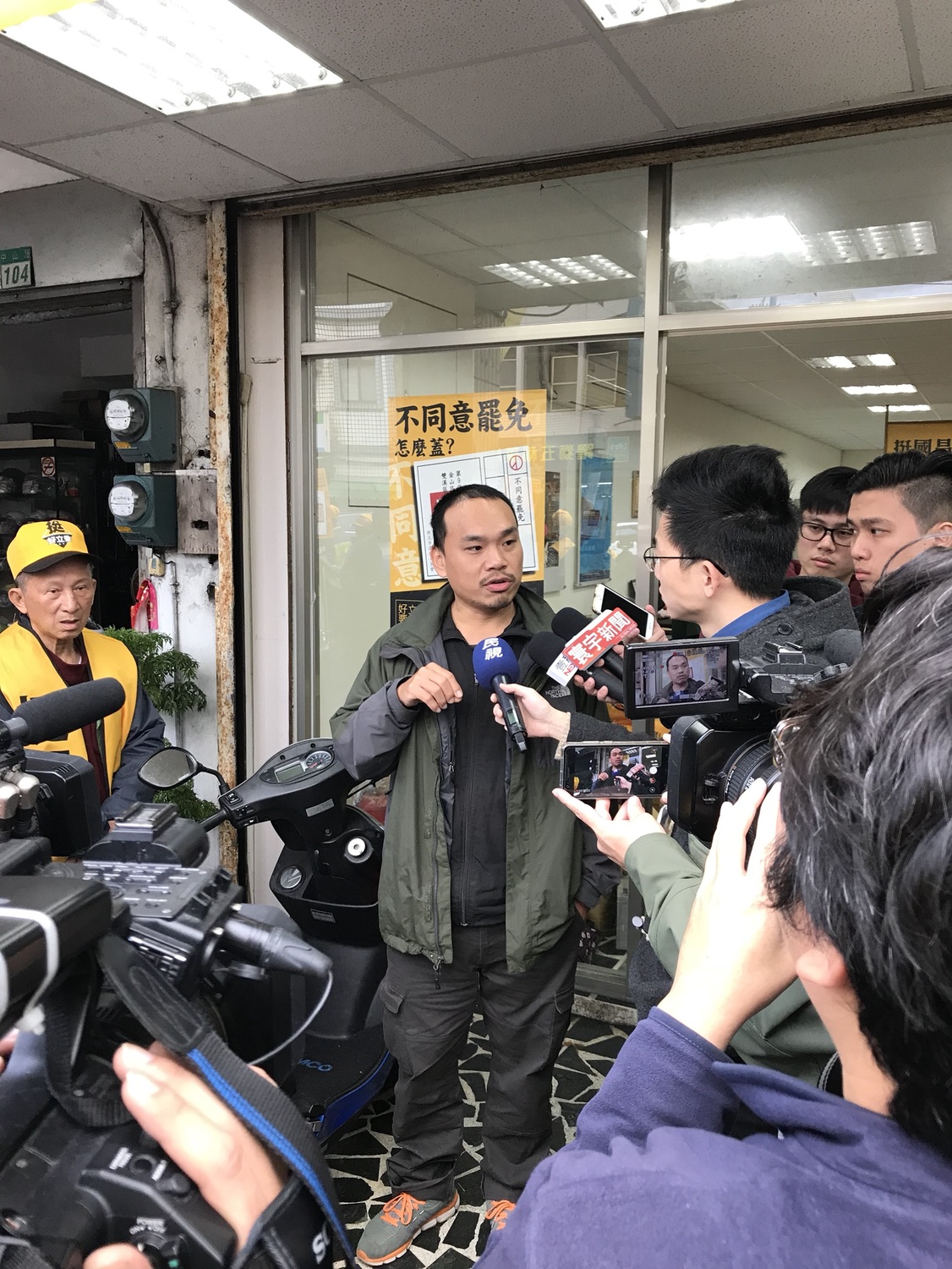時代力量立委黃國昌罷免案投票倒數一天,黃國昌今(15)日與時力團隊一早前往金山、萬里掃街 圖:黃國昌辦公室/提供 時代力量立委黃國昌罷免案投票倒數一天,黃國昌今(15)日與時力團隊一早前往金山、萬里掃街 圖:黃國昌辦公室/提供