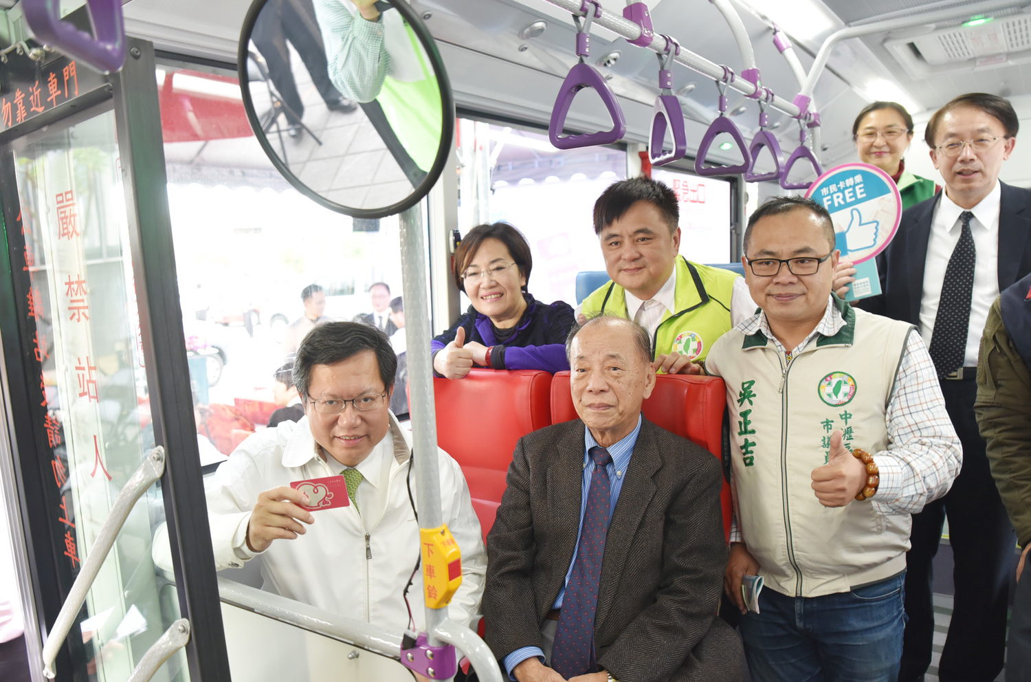 桃園市政府及桃園捷運公司於今(15)日在A21環北站廣場宣布機捷前導公車中壢線將自下周一(18)開始營運。桃園機場捷運於106年3月2日正式通車營運。 桃園市政府及桃園捷運公司於今(15)日在A21環北站廣場宣布機捷前導公車中壢線將自下周一(18)開始營運。桃園機場捷運於106年3月2日正式通車營運。
