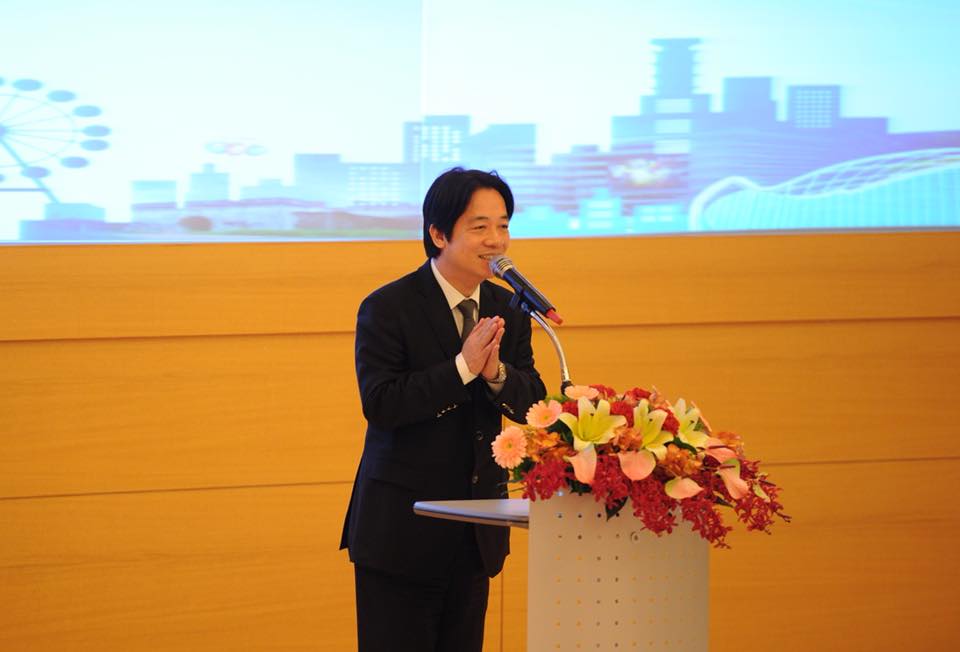賴清德大讚陳菊,說陳菊這幾年擔任高雄市長,用心市政,從市民對高雄市的認同度始終超過80%,就可以看到市民對陳菊的肯定與愛戴。並帶領高市府用心打拼、全力投入下,現在的高雄已經改變成一個持續進步中的國際大都會,未來更會是帶領南台灣繁榮進步的火車頭。 圖:取自賴清德臉書 賴清德大讚陳菊,說陳菊這幾年擔任高雄市長,用心市政,從市民對高雄市的認同度始終超過80%,就可以看到市民對陳菊的肯定與愛戴。並帶領高市府用心打拼、全力投入下,現在的高雄已經改變成一個持續進步中的國際大都會,未來更會是帶領南台灣繁榮進步的火車頭。 圖:取自賴清德臉書
